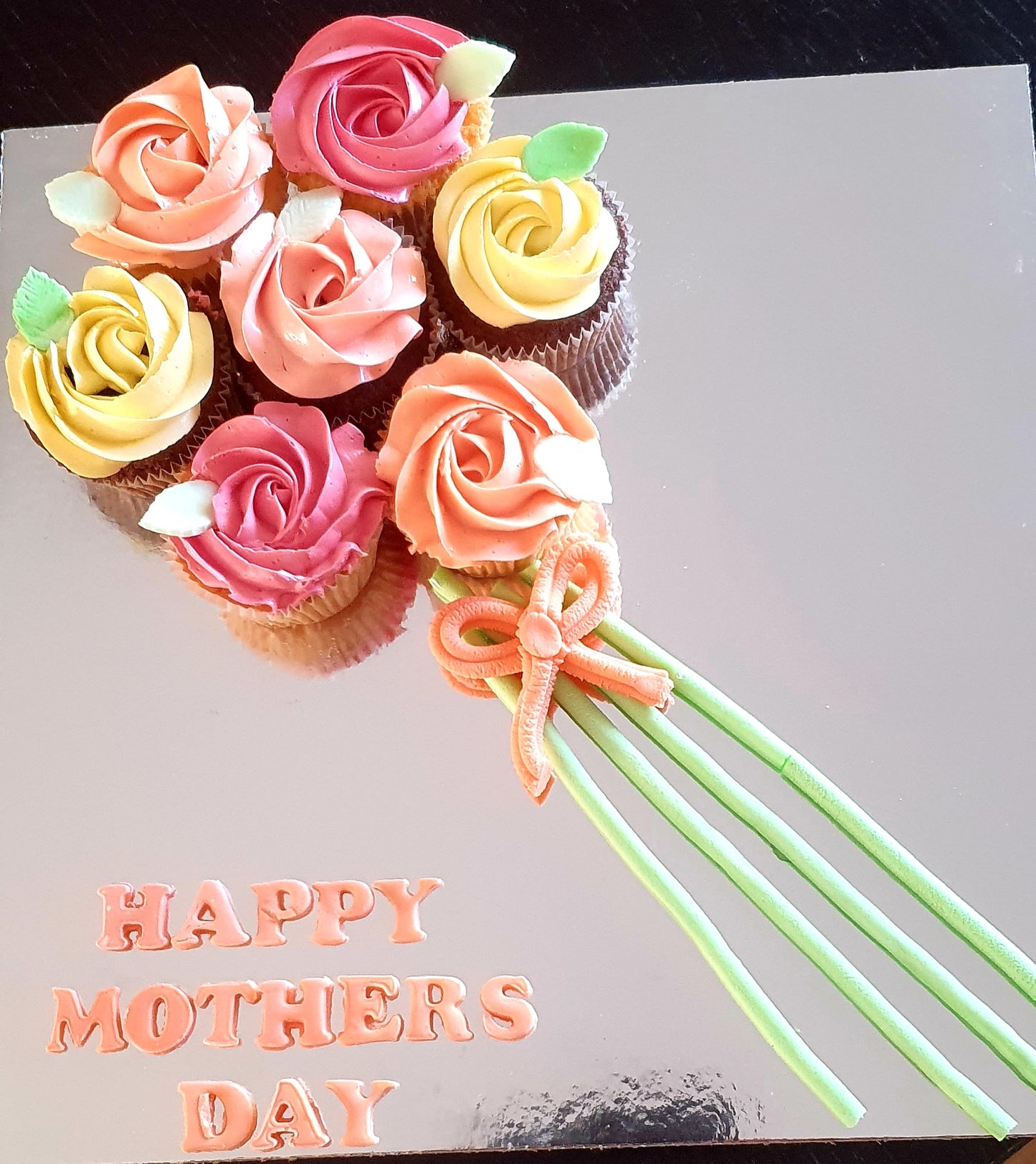 Load image into Gallery viewer, Mother&amp;#39;s Day Cupcake Boquets
