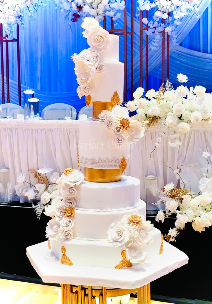 Load image into Gallery viewer, Golden Magnolia Hexagon Cake
